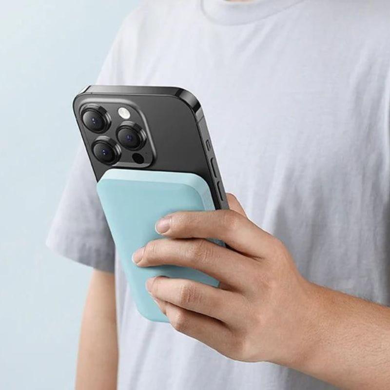 Power Bank Mini 5000mAh Baseus compatible con MagSafe Azul - Carga rápida 20W y Cable tipo C incluido imagen en una mano