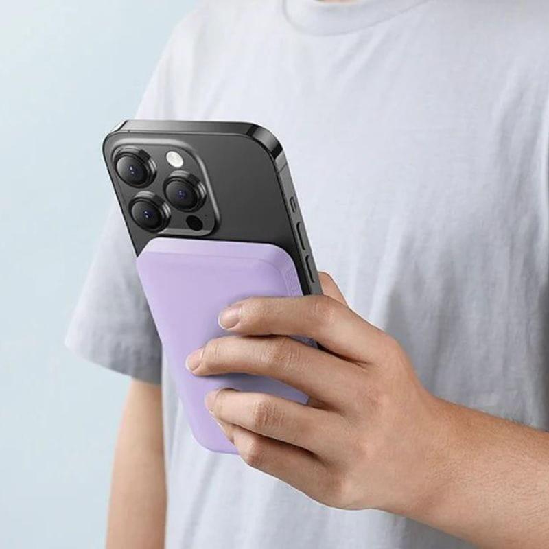 Power Bank Mini 5000mAh Baseus MagSafe Compatível Roxo - Carregamento Rápido 20W e Cabo C incluídos - Imagem com Uma Mão