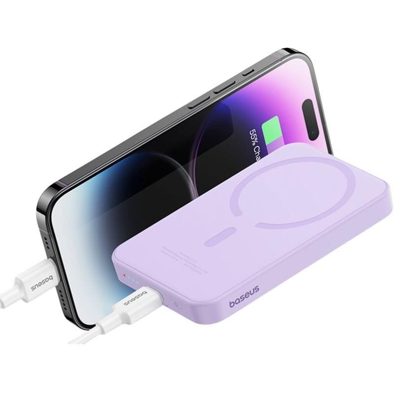 Power Bank Mini 5000mAh Baseus MagSafe Compatível Roxo - Carregamento Rápido 20W e Cabo C incluído carregando um smartphone