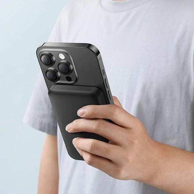 Power Bank Mini 5000mAh Baseus compatible con MagSafe Negro - Carga rápida 20W y Cable tipo C incluido imagen en una mano
