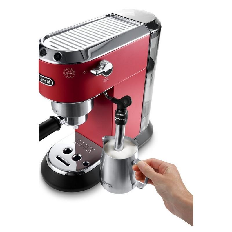 Cafetera DeLonghi EC 685.R roja con cuerpo compacto metálico, vaporizador de leche ajustable, bandeja calientatazas y depósito de agua transparente.