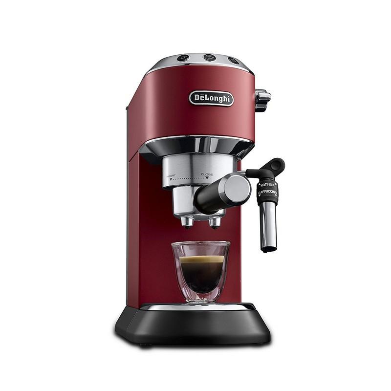 Cafetera DeLonghi EC 685.R en rojo metálico, diseño compacto con portafiltro doble, boquilla espumadora y base negra; prepara espresso en vaso pequeño.