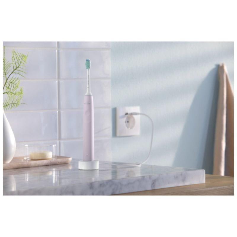 Vue de la Brosse à Dents Électrique Philips 2100 Series HX3651/11 Rose sur le meuble de salle de bains