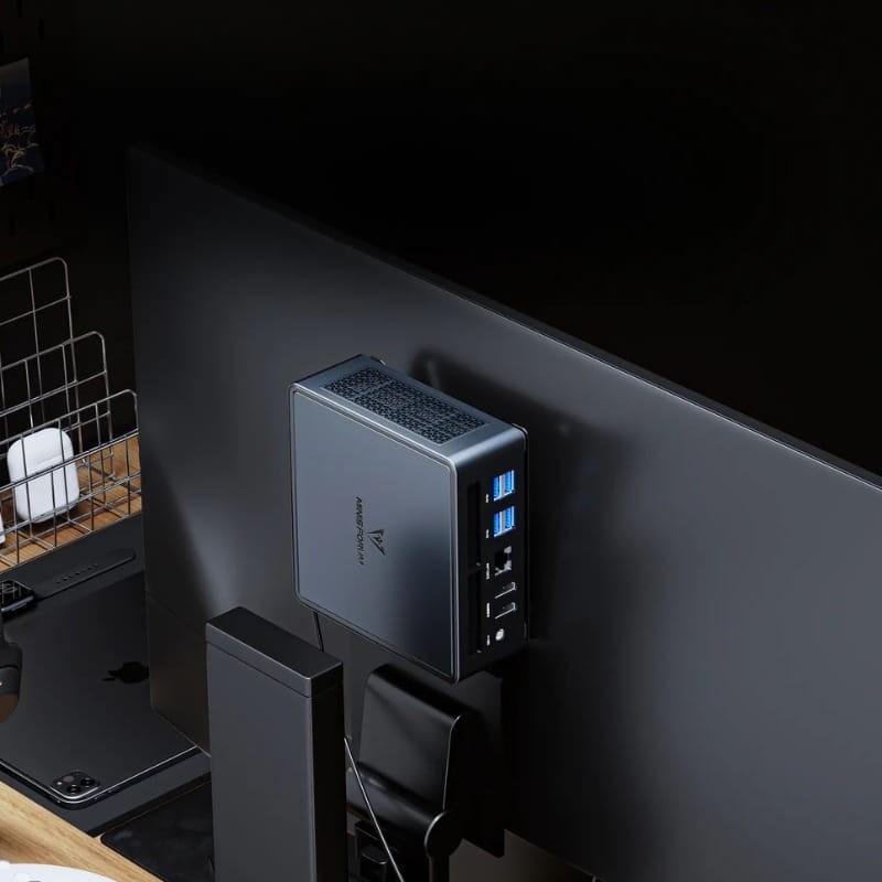 Minisforum Venus UM790 Pro AMD Ryzen 9 7940HS 32GB/512GB SSD Gris - Mini PC Foto real en su soporte