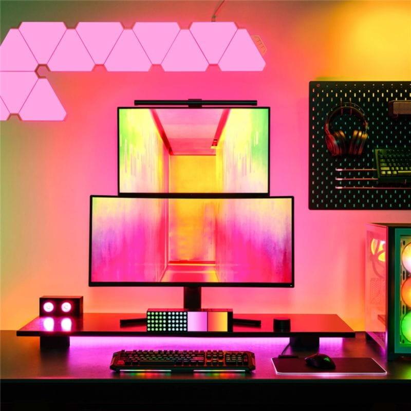 Vue frontale d'un bureau gaming avec la Lampe intelligente Yeelight Cube Spot Extension
