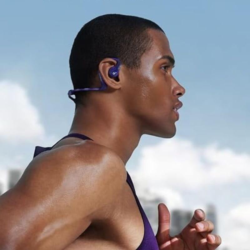 Soundcore AeroFit Pro Purple - Auscultadores Bluetooth imagem de um rapaz a usá-los