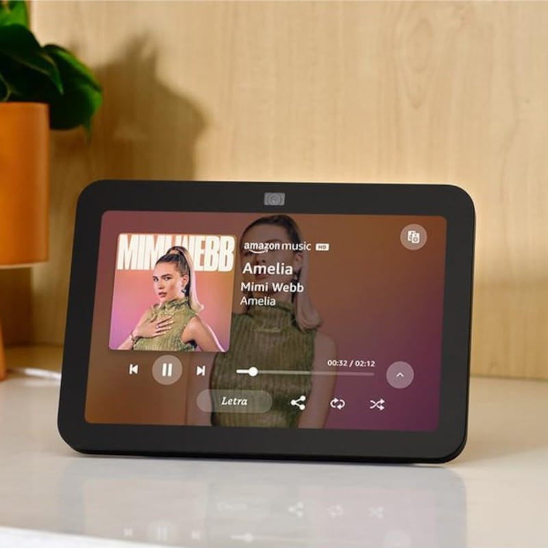 Amazon Echo Show 8 3ème génération anthracite avec écran tactile affichant musique et contrôles, cadre noir aux bords arrondis, caméra centrée en haut