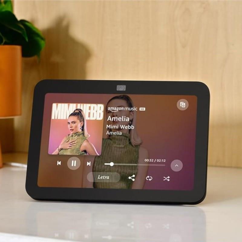 Amazon Echo Show 8 3ème génération anthracite avec écran tactile affichant musique et contrôles, cadre noir aux bords arrondis, caméra centrée en haut