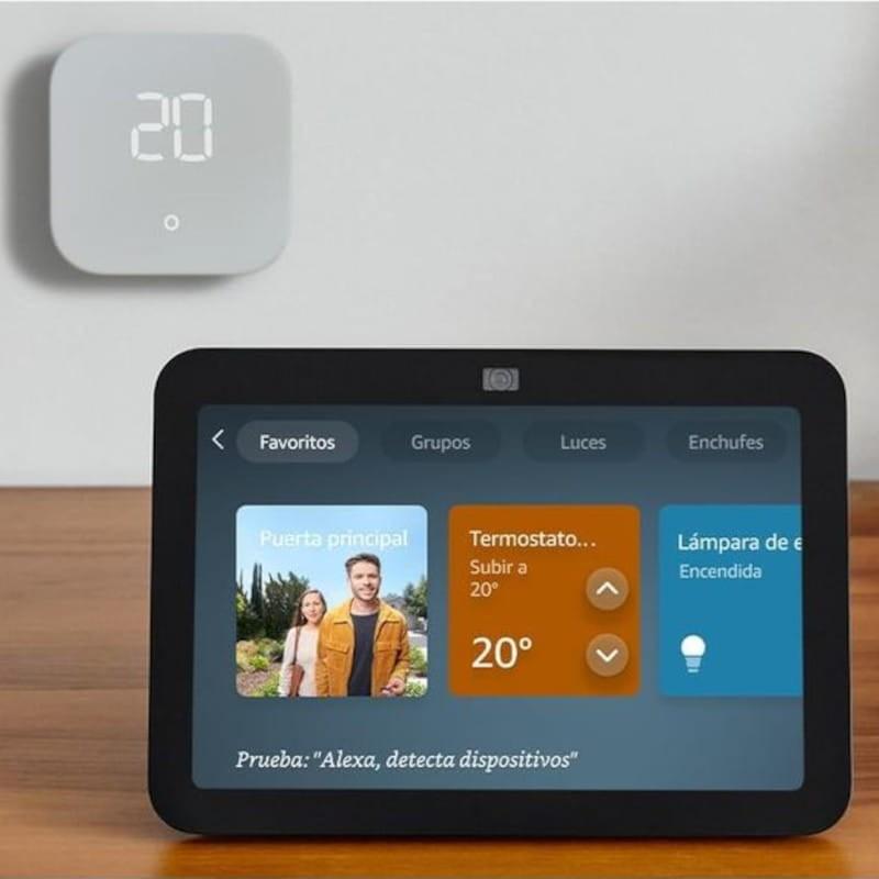 Amazon Echo Show 8 3ème génération anthracite avec écran tactile, caméra centrale et interface domotique affichant thermostat, lumières et groupes