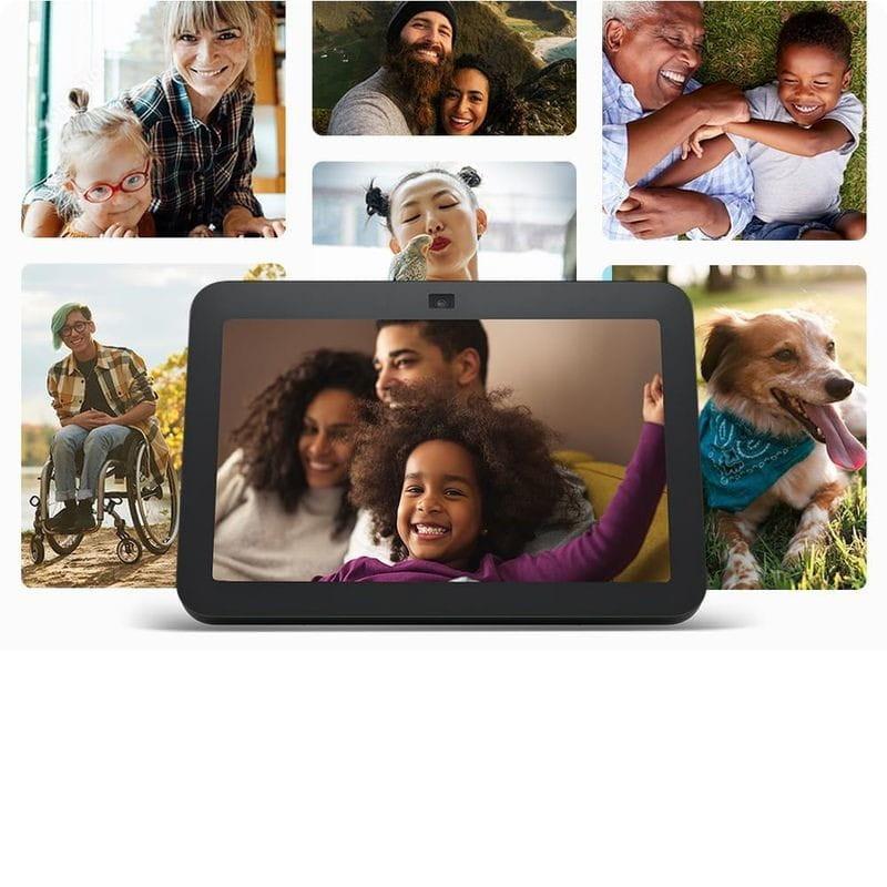 Amazon Echo Show 8 3ème génération anthracite, écran HD avec cadre fin, caméra centrée, photos familiales affichées, assistant domestique intelligent