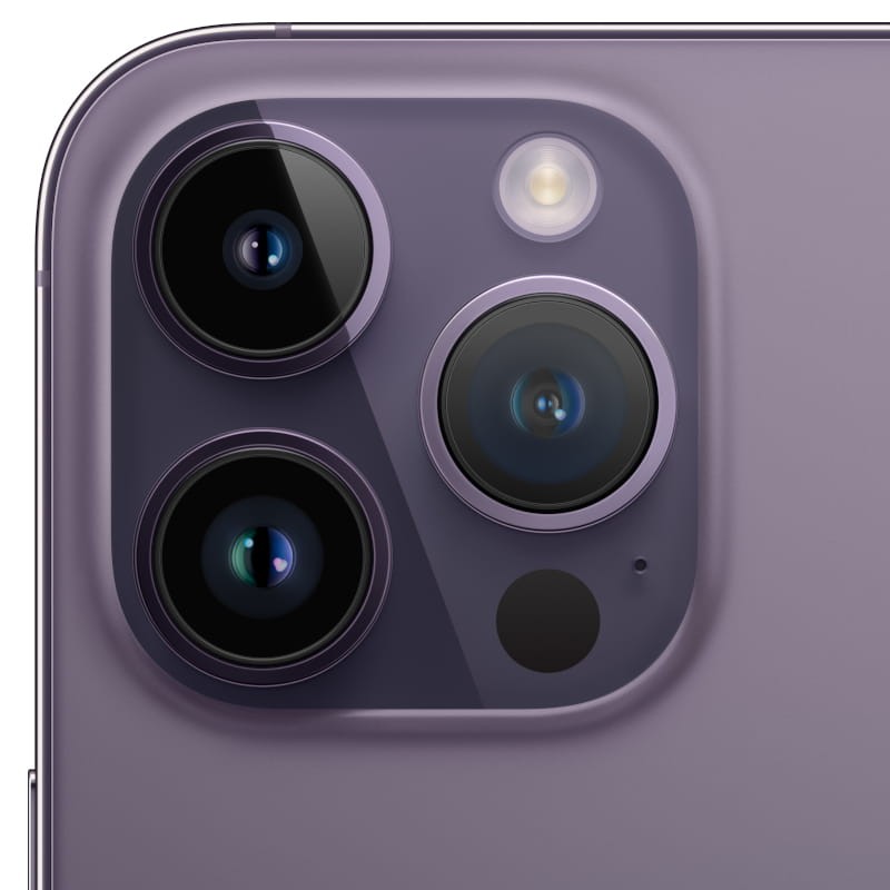 Módulo de triple cámara del iPhone 14 Pro Max morado oscuro, lentes grandes con aro metálico, flash True Tone y sensor LiDAR en acabado mate renovado.