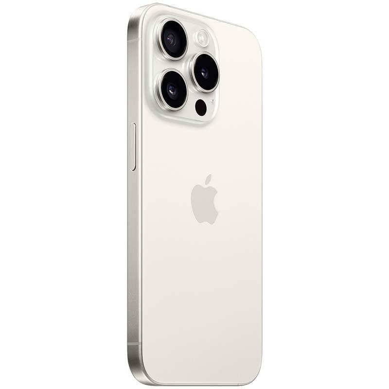 iPhone 15 Pro 5G 256GB renovado en titanio blanco; trasera lisa con logo Apple y triple cámara grande con flash, bordes planos y acabado premium