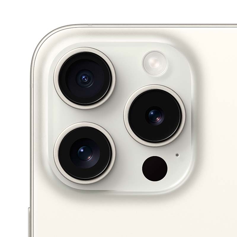 Módulo triple de cámaras del iPhone 15 Pro en titanio blanco, lentes grandes con anillo metálico, flash LED y sensor LiDAR; acabado premium renovado.