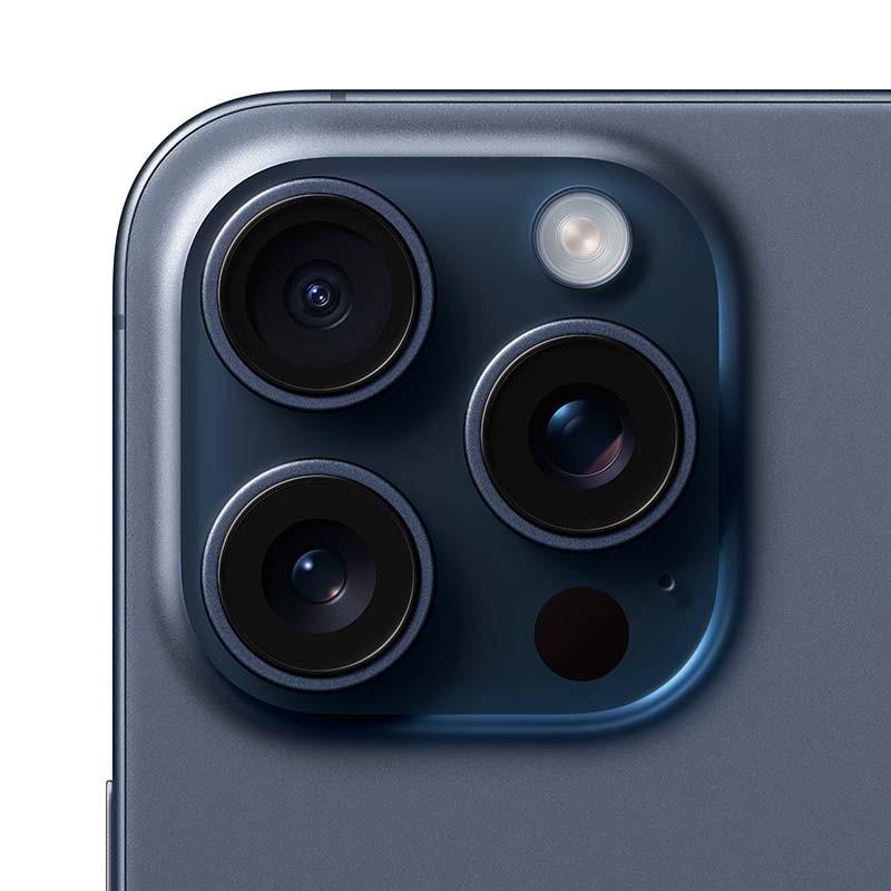Módulo de cámaras del iPhone 15 Pro Max en titanio azul: triple lente grande con anillo metálico, flash LED y sensor LiDAR en primer plano. Renovado.