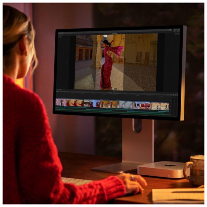 Detalle de chica visualizando la galería fotográfica con el Apple Mac Mini M2 Pro 16GB/512GB SSD/16 Núcleos GPU Plata