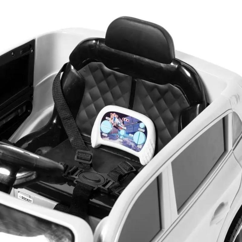 Interior del Audi Q5 12V Blanco infantil con asiento acolchado rombos, cinturón de seguridad, volante y pantalla multimedia colorida en el salpicadero