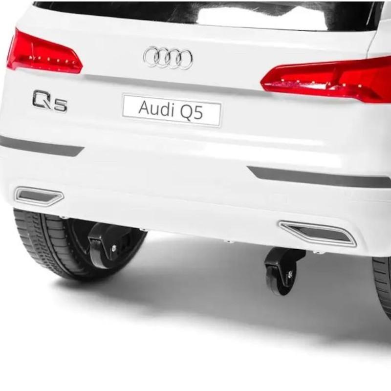 Parte trasera del Audi Q5 12V blanco para niños con logo Audi, placa Audi Q5, luces traseras rojas, detalles cromados y gancho de remolque en el parachoques