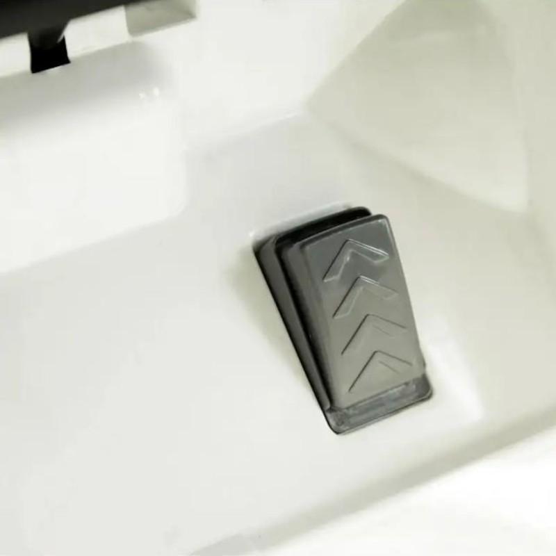 Pedal acelerador negro con relieve en flechas sobre base blanca del Audi Q5 12V Blanco coche eléctrico para niños