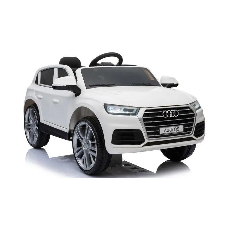 Audi Q5 12V Blanco para niños con carrocería SUV, parrilla cromada, faros LED, llantas plateadas grandes y asiento con volante deportivo
