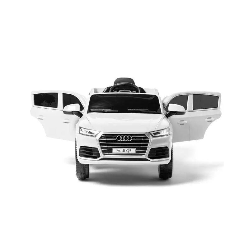 Audi Q5 12V blanco para niños, vista frontal con puertas abiertas, parrilla cromada, luces LED, parabrisas oscuro y ruedas robustas