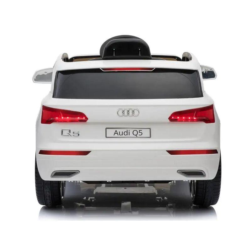Audi Q5 12V Blanco para niños, vista trasera: carrocería blanca, luces LED rojas encendidas, escape doble simulado, logotipos Audi y Q5, ruedas anchas negras