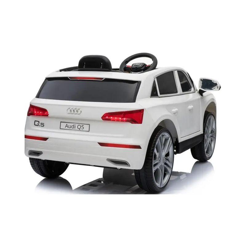 Audi Q5 12V Blanco para niños con carrocería brillante, faros LED, volante con logo Audi, asiento doble y llantas grandes plateadas estilo deportivo