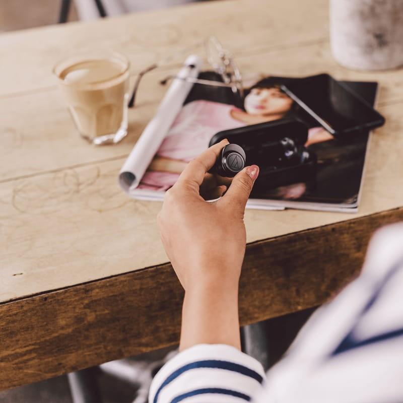 Slide https://ppoweb-pro.azurewebsites.net/cdnassets/audio-technica_ath-ckr7tw_tws_ie_bluetooth_negro_07_ad_l.jpg