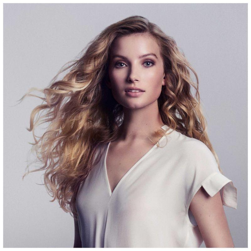 Chica con ondas tras usar el Rizador de pelo BaByliss Curl Secret Optimum 25W Negro