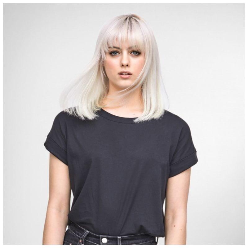 Mulher penteada com a Escova de ar quente BaByliss Perfect Finish 1000W Preto