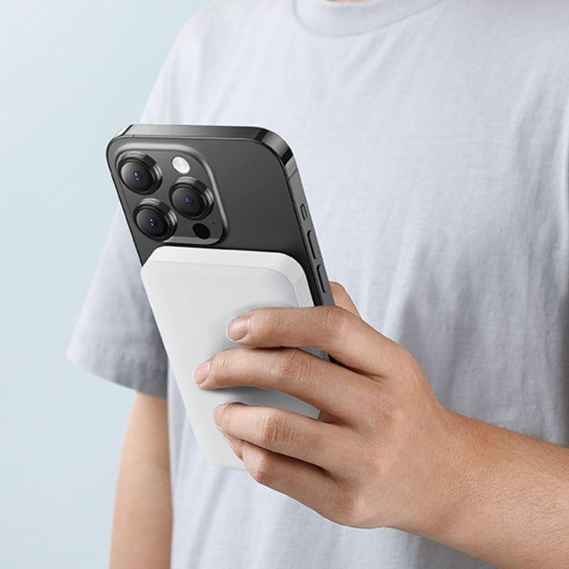 Power Bank Mini 5000mAh Baseus 5000mAh MagSafe Compatible White - 20W Fast Charge and C-Cable included image réelle dans la main d'une personne