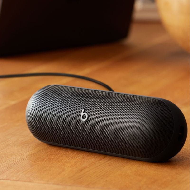 Beats Pill Negro Mate - Altavoz Bluetooth imagen conectado al cable USB-C