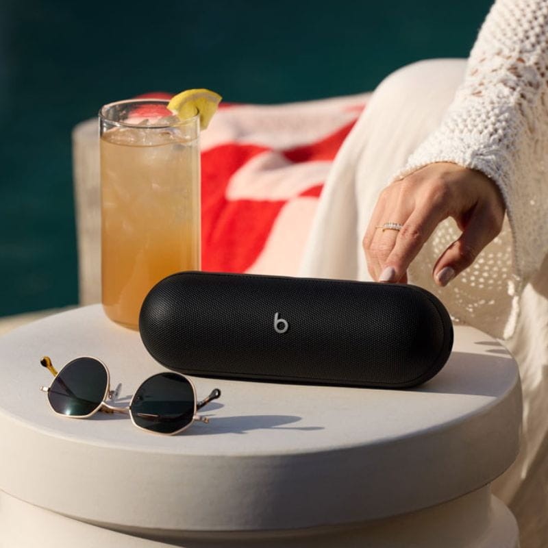 Beats Pill Negro Mate - Altavoz Bluetooth imagen sobre una mesa