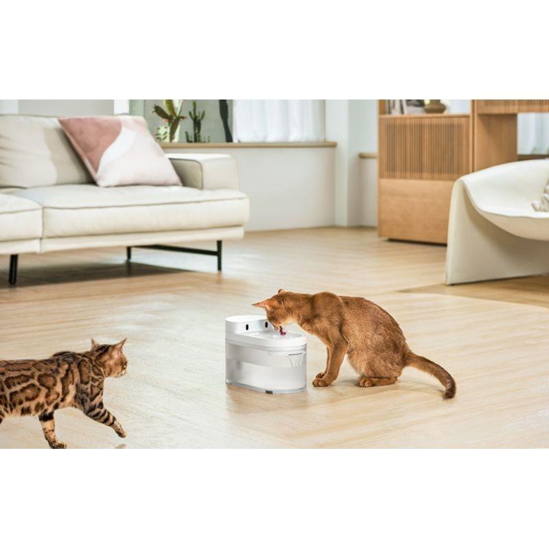 Bebedouro de Animais Catlink Pure 3 Branco na sala com gatos