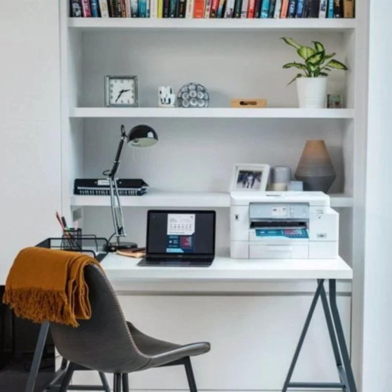 de la Brother MFC-J4540DW Encre Couleur WiFi Blanc sur le bureau