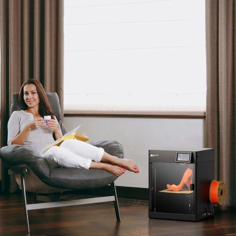 Menina ao lado do estojo SK1 Two Trees com estojo preto