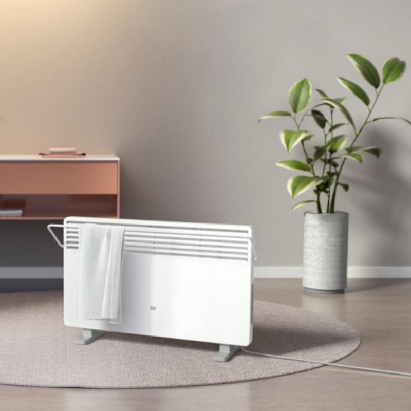 Calefactor Eléctrico Xiaomi Mi Smart Space Heater S blanco, compacto y minimalista, con rejillas frontales, patas estables y barra lateral para toalla