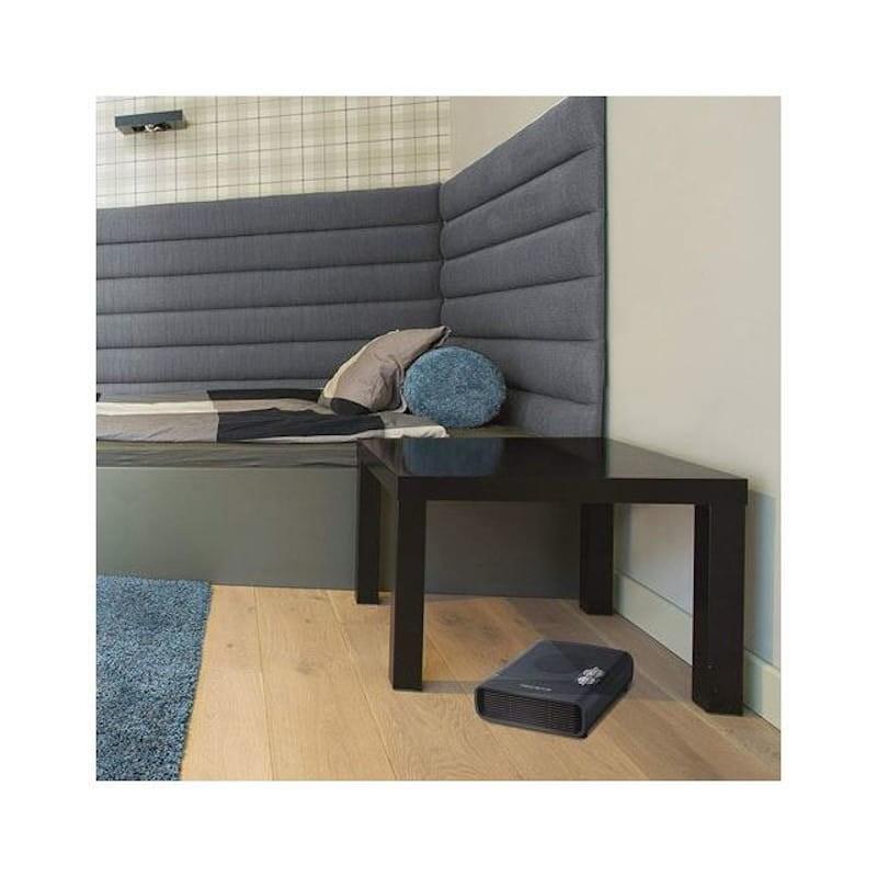 Vista geral do Aquecedor Horizontal Rowenta Atlas Silence SO5115 Preto no chão de uma sala