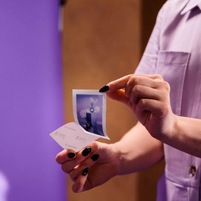 Impresión de una fotografía adhesiva con la Canon Zoemini 2 Azul marino