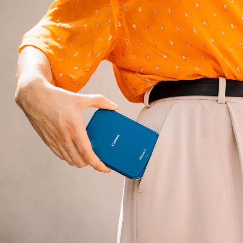 Detalle del tamaño reducido de la impresora Canon Zoemini 2 Azul marino