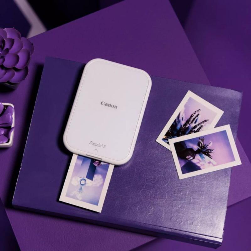 Canon Zoemini 2 Impresora fotográfica Inalámbrica Blanco perla junto a unas fotografías
