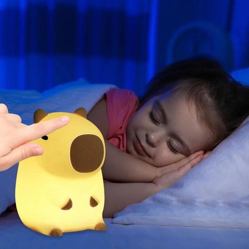 Lámpara LED de silicona con batería   - Lámpara de mesita de noche para niños imagen real encendida