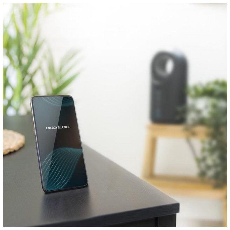 Detalhe de um smartphone com a aplicação "energy silence" do aquecedor Cecotec ReadyWarm 8400 Bladeless 1500 preto