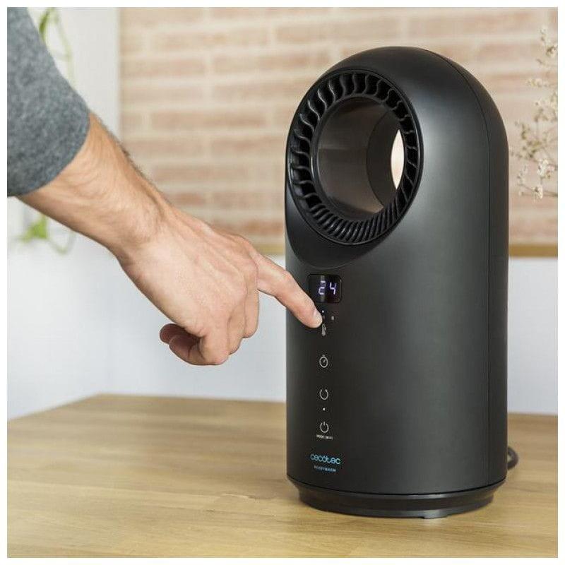 Jovem selecionando modo de aquecimento do aquecedor Cecotec ReadyWarm 8400 Bladeless 1500 preto