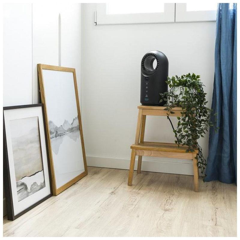 Vista geral do aquecedor Cecotec ReadyWarm 8400 Bladeless 1500 preto numa divisão da casa