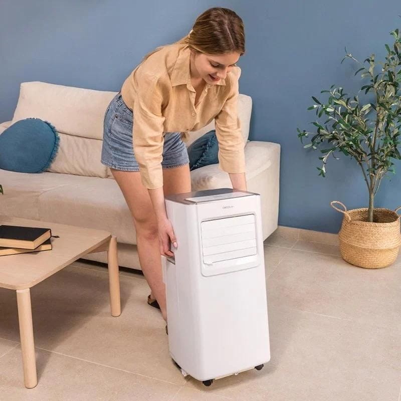 Cecotec ForceClima 9100 Soundless Connected Grey - Ar condicionado portátil imagem de uma pessoa a levá-lo para outro lado