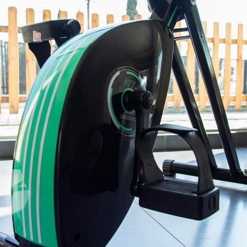 Bicicleta de exercício dobrável X-Bike com carcaça preta e listras verdes, pedais amplos antiderrapantes e estrutura robusta para treino em casa