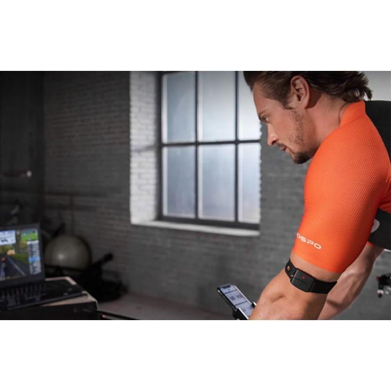 Homme avec le Moniteur de fréquence cardiaque Coospo HW9 Noir au bras