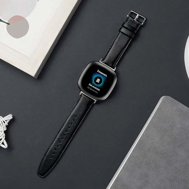 Fotografia real da Pulseira de couro preto para Fitbit Versa 4