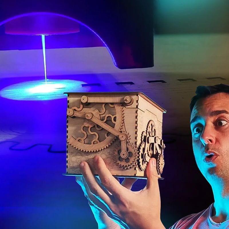 Cubo de madeira com relevo feito com a Gravadora a Laser Creality Falcon 10W