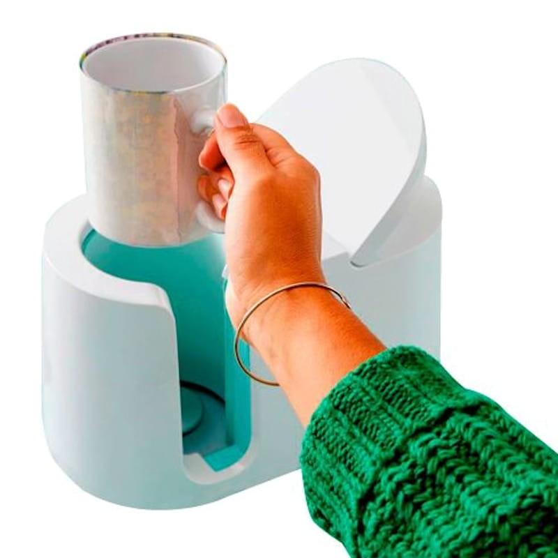 Cricut Mug Press Blanco - Plancha para tazas Mano introduciendo taza